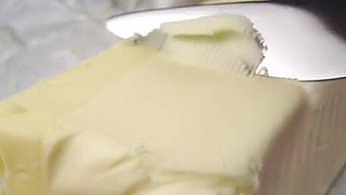 厨房餐厅小刀切开卷曲美味黄油视频的预览图